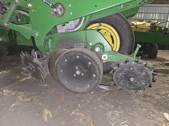 2009 John Deere 1760 Planter