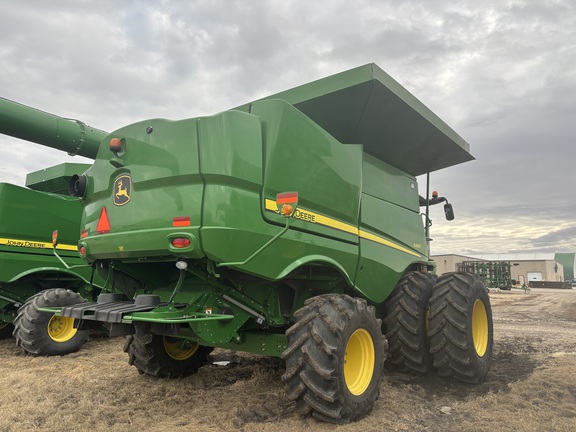 2016 John Deere S690 Combine