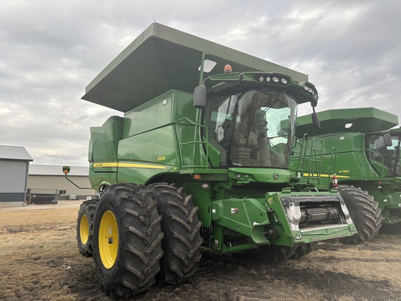 2016 John Deere S690 Combine
