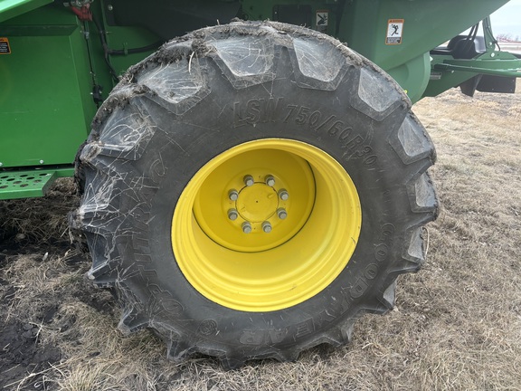 2016 John Deere S690 Combine