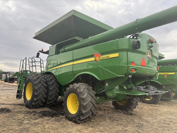 2016 John Deere S690 Combine