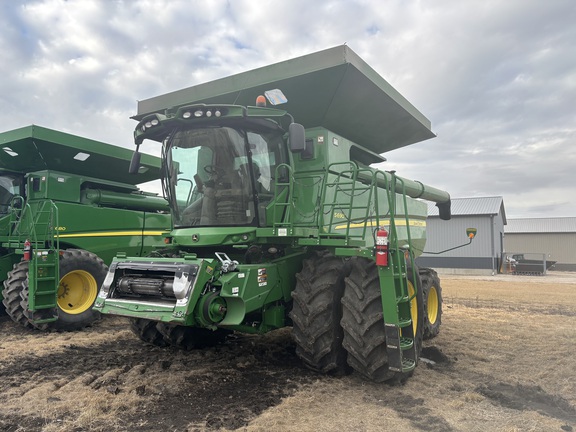 2016 John Deere S690 Combine