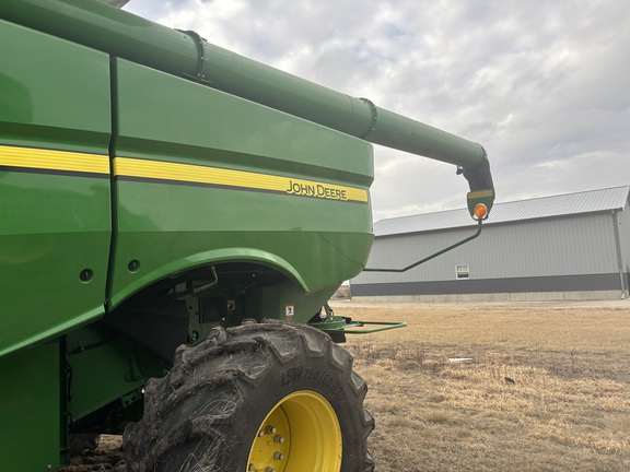 2016 John Deere S690 Combine