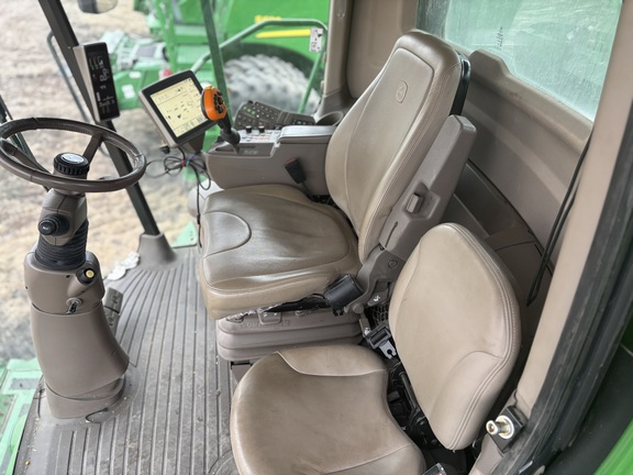 2016 John Deere S690 Combine