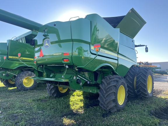 2022 John Deere S760 Combine