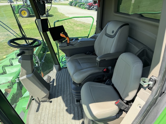 2025 John Deere X9 1100 Combine