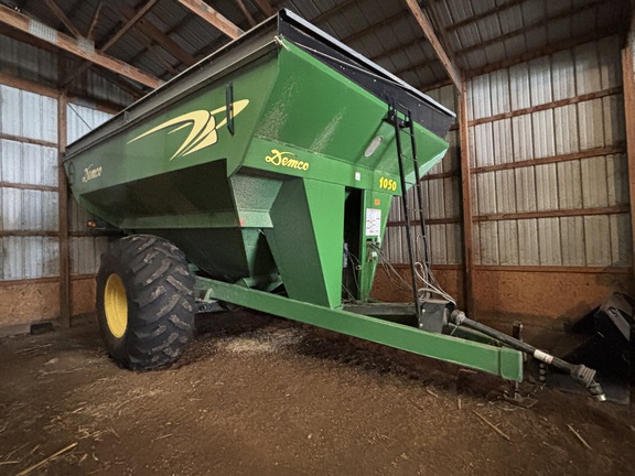 2009 Demco 1050 Grain Cart