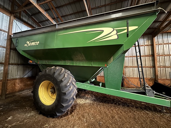 2009 Demco 1050 Grain Cart
