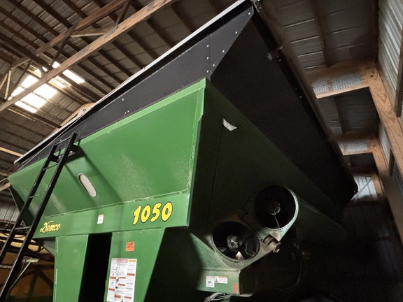 2009 Demco 1050 Grain Cart