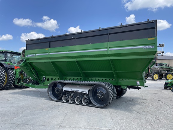 2022 Brent 1596 Grain Cart