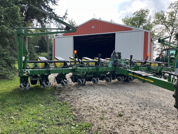 2014 John Deere 1760 Planter