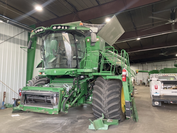 2017 John Deere S680 Combine