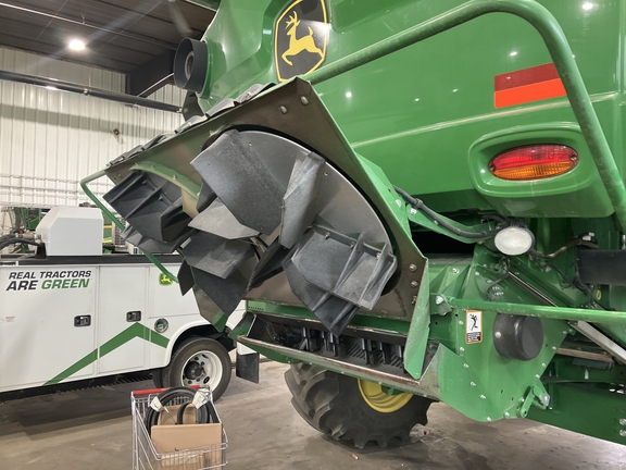 2017 John Deere S680 Combine