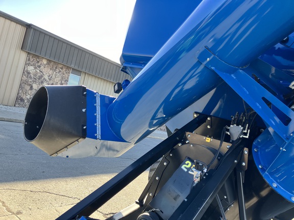 2021 Kinze 1305 Grain Cart