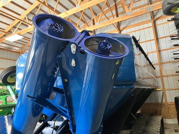 2021 Kinze 1305 Grain Cart