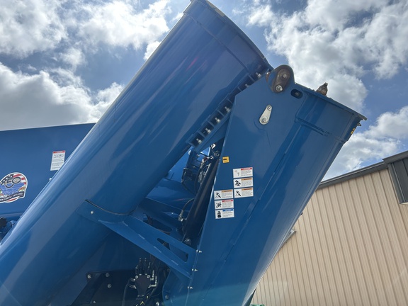 Kinze 1421 Grain Cart
