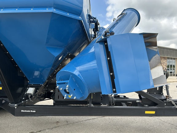Kinze 1421 Grain Cart