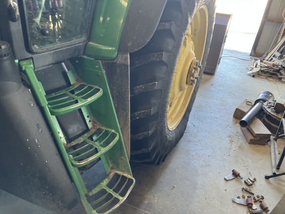 2006 John Deere 7520 Tractor