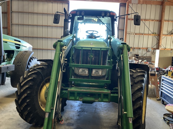 2006 John Deere 7520 Tractor