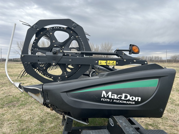 2014 MacDon FD75-S Header Combine