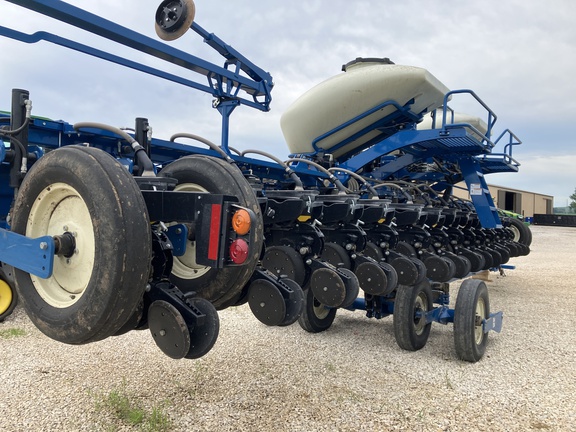 2019 Kinze 3660 Planter