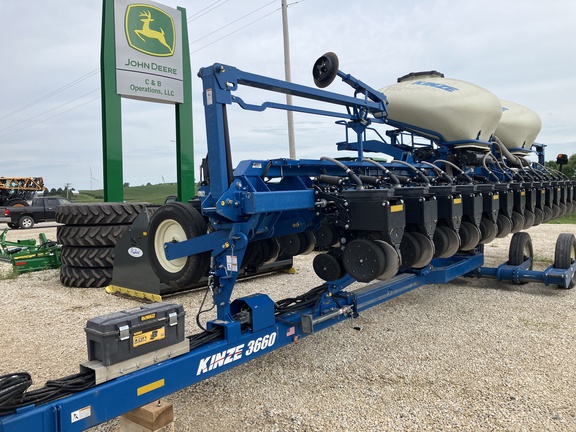 2019 Kinze 3660 Planter