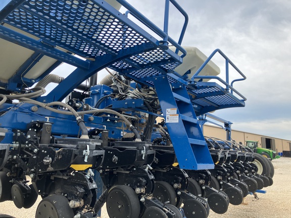 2019 Kinze 3660 Planter
