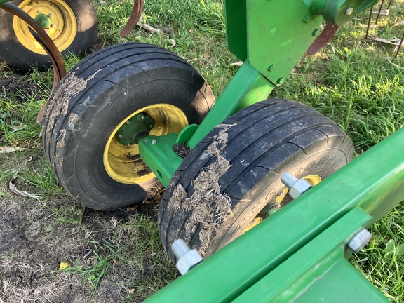 2022 John Deere 2430 Chisel Plow