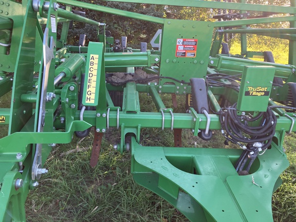 2022 John Deere 2430 Chisel Plow