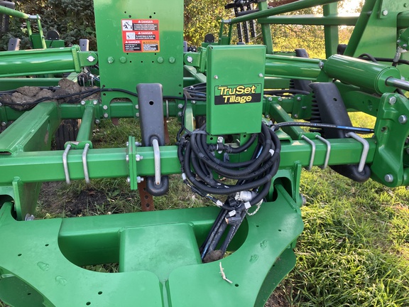 2022 John Deere 2430 Chisel Plow