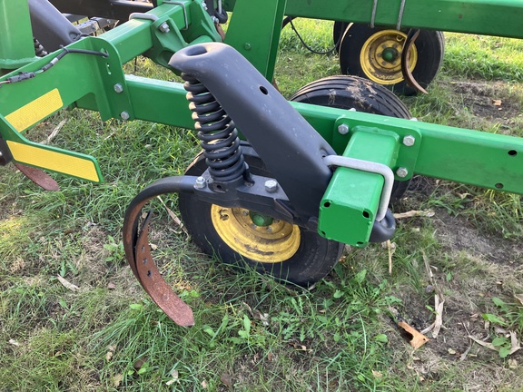 2022 John Deere 2430 Chisel Plow