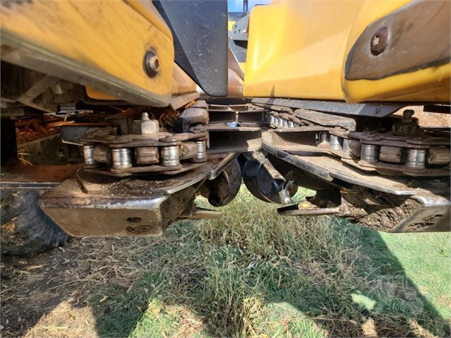 2005 Challenger CH1230 Header Combine