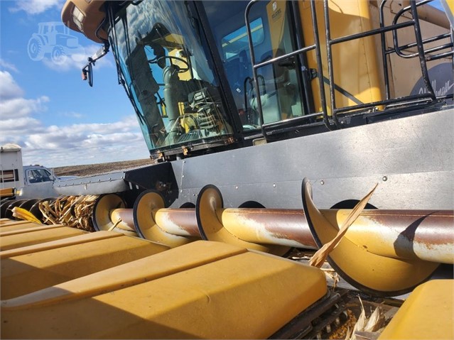 2005 Challenger CH1230 Header Combine