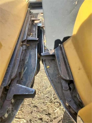 2005 Challenger CH1230 Header Combine