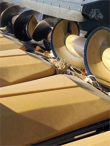 2005 Challenger CH1230 Header Combine