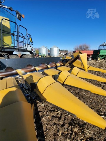 2005 Challenger CH1230 Header Combine