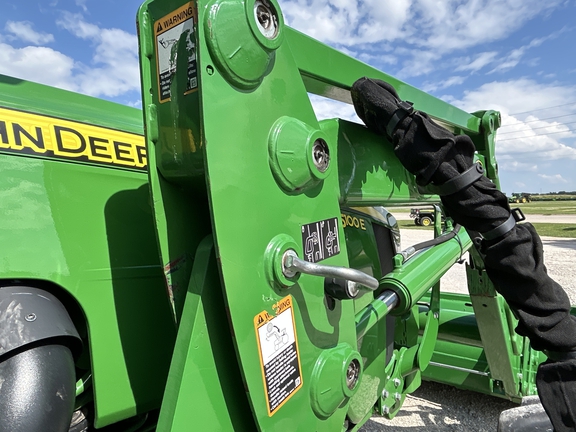 2016 John Deere 5100E Tractor