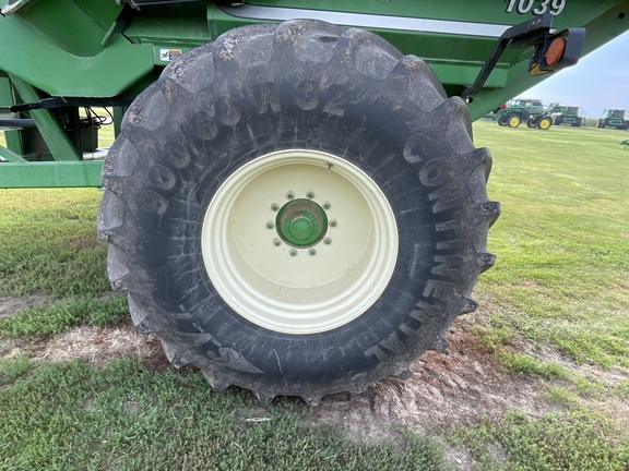 2011 Parker 1039 Grain Cart