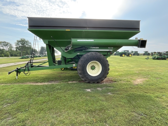 2011 Parker 1039 Grain Cart