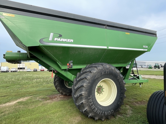 2011 Parker 1039 Grain Cart