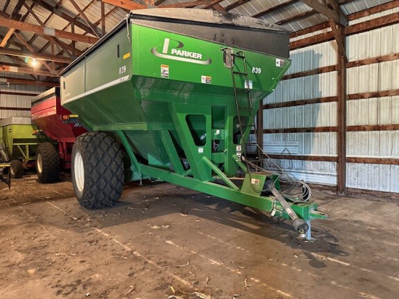 2011 Parker 839 Grain Cart