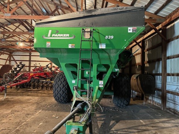 2011 Parker 839 Grain Cart