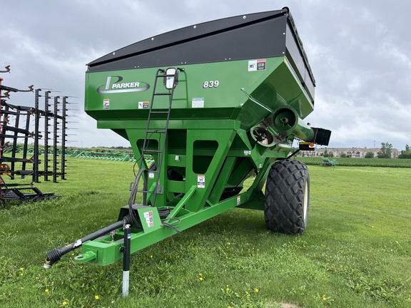 2011 Parker 839 Grain Cart