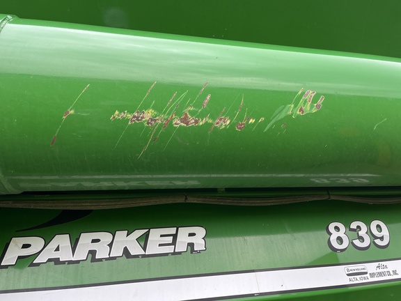 2011 Parker 839 Grain Cart