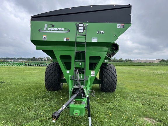 2011 Parker 839 Grain Cart