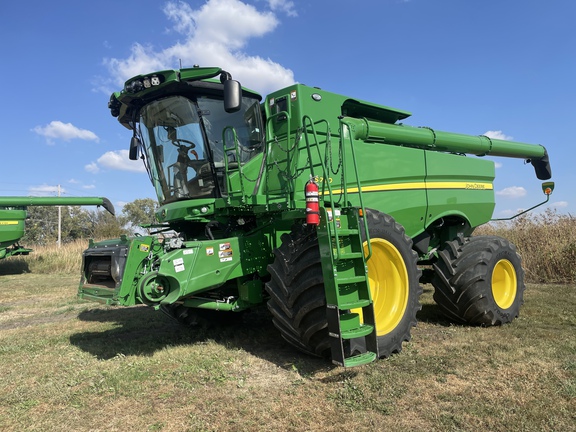 2023 John Deere S780 Combine