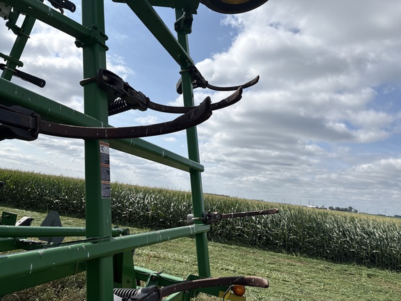 2011 John Deere 2410 Chisel Plow