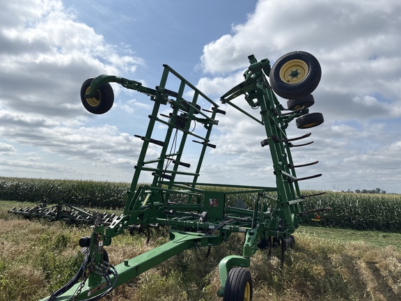 2011 John Deere 2410 Chisel Plow