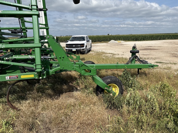 2011 John Deere 2410 Chisel Plow
