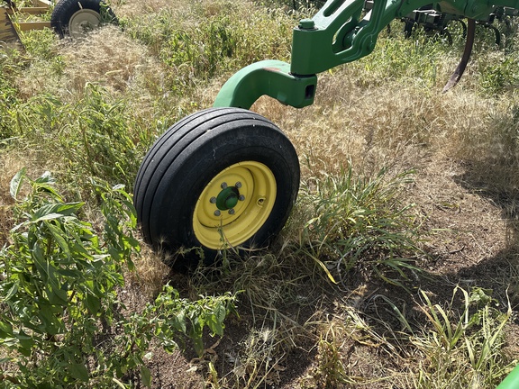 2011 John Deere 2410 Chisel Plow